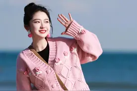 一个人拍照，手姿建议这样摆，简约大方又自然漂亮图片