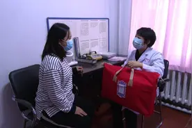 婴儿服、纸尿裤……黑龙江省呼玛县为新生儿发放大礼包图片