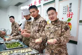 冬至，军营里一起包饺子！图片
