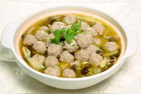 老人吞乒乓球大小肉丸窒息离世，家属称保姆涉嫌过失致人死亡图片