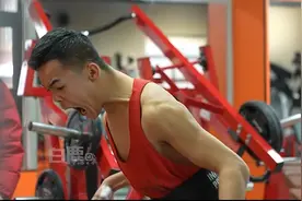 脑瘫少年从站不稳到硬拉120公斤！目标是成为健美冠军图片