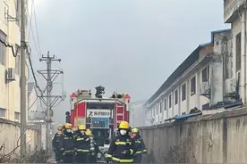 合肥瑶海区龙岗开发区一厂房突发火情 疑因“电失火”图片