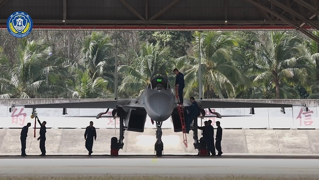 南部战区海航实弹训练！大方展示歼-11BHG发射PL-10命中目标画面