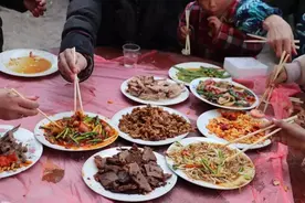 网友求解！第一次见男友家长，他妈给的红包里竟藏着这样的秘密？图片