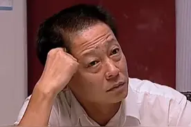 王志文有多孝顺？带母亲吃大闸蟹花费上千，却骗她说20一只图片