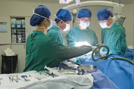 11岁儿童走路不稳伴头痛呕吐，原来是脑袋里面长“东西”图片