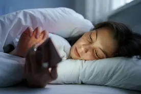 明明很困，躺床上却睡不着，原来和个人习惯有关图片