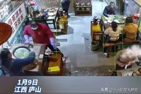 女子端火锅汤突然泼向邻桌女子面部，警方回应：不认识的，她有病图片