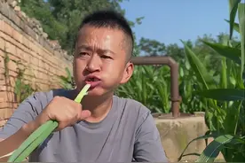 7位过气演员回归普通人生活，摆摊卖菜，喂猪放牛，住农村别墅图片