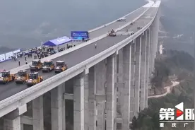 看稀奇！重庆高速公路桥隧摊铺沥青也可无人驾驶图片