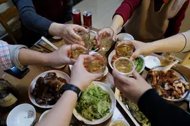 我57岁，终于找到不劳累父母、不去饭店、不怕家人躲懒的年聚方式图片