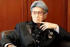 2018年，我国著名主持人赴瑞士安乐死，笑着举杯：需要一口闷吗？图片