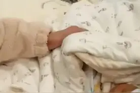 相差12岁的姐弟俩首次见面，姐姐抱着弟弟激动落泪，网友破防图片