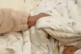 相差12岁的姐弟俩首次见面，姐姐抱着弟弟激动落泪，网友破防图片