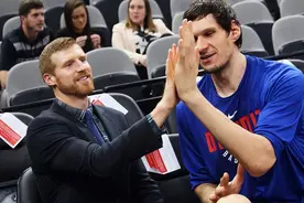 他单手抓篮球就如我单手抓橙子，盘点NBA的大手怪。乔丹字母奥胖图片