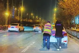 太原：车辆没油“瘫”路中 交警推车除隐患图片