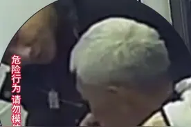 大爷理发时心梗连续两次晕倒，理发师掐人中使其清醒后继续理发，网友：这个头今天你是非剪不可吗？图片