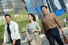 八旬老人忠告：人到中年，三种门不得入，容易家破人亡图片
