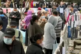 在相亲会上，女硕士对男博士有好感，想加微信时，却遭到对方拒绝图片