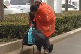 一家四口三人生病，河南男子步行两小时背重病母亲就医，“我要让我妈过个好年”图片