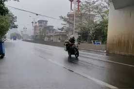 返乡摩托大军中的“新生代”：骑行归家，只因爱好图片