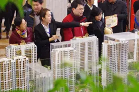 70万的房贷，还30年要多少利息？如果70万存银行30年，又有多少？图片