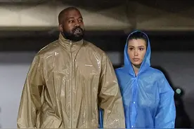 坎爷和娇妻出街又玩新花样了！两人同穿雨衣亮相，这次裹严实了图片