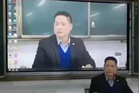 班主任将自己的照片设置成电脑屏保，教室瞬间安静，学生头都不敢抬图片