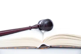 包工头雇佣的务工人员发生工伤事故，承包公司要承担工伤责任吗？图片