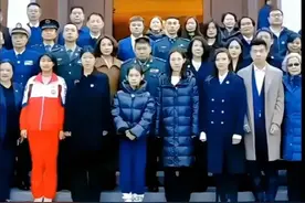 毛主席的直系旁系亲属的合影，那个穿红色校服的女孩，她叫毛懿甜图片