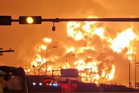 青岛保税仓库大火触目惊心，起火仓库被爆消防检查不合格图片