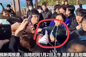 韩日保镖真拉胯！凶手尖刀直插李在明颈部命脉！人都倒了还没拉开图片