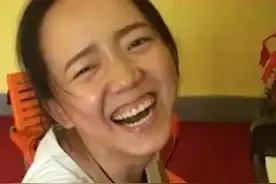 在钢琴旁笑了9年的女人，江湖人称李老师，走红后拒绝带货图片