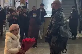53岁郯城网红李老头被女粉丝当众求婚，昨天刚说了自己已分手！图片