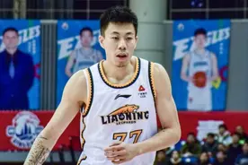 侮辱性极强!张镇麟罚球,广州球迷集体抱头高唱《世上只有妈妈好》图片