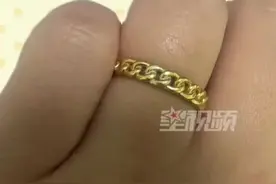 女子发现金戒指褪色竟救自己一命，网友：这是救命金图片