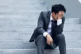 “人有穷相，一生白忙”：长期穷的人，往往有这4个特征，很准！图片