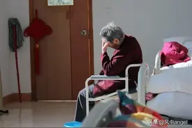 她们的父母都是处级干部，双胞胎姐妹至今70岁了，两人仍是单身图片