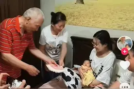 上海“神仙”房东火了，帮租客做饭带娃还给红包，网友评论扎心了图片