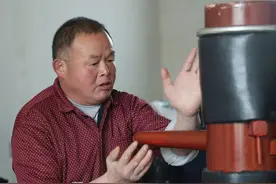 出拳成影！河南47岁农民大哥自学咏春拳：我们农民工不怕苦图片