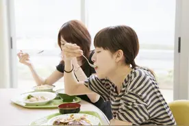 脑梗来临，吃饭先知？医生：吃饭时若有这几个表现，千万别忽视！图片