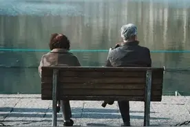 84岁的二婚老人，共同生活近30年，最终也抵不过一套老破小的房子图片