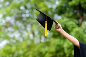 住在老师家5年，考上大学后杳无音信，有天却突然出现在校门口！图片
