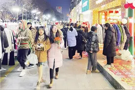 南阳：进入腊月 服装鞋帽热销图片