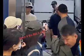 机场“球迷”太热情 孙颖莎蜷缩角落 王曼昱被吓到 王楚钦很暖心图片