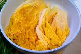腌酸菜，只加盐就错了，多加1味料，不烂不发霉，口感酸爽颜色好图片