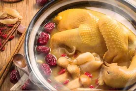 炖鸡汤，直接炖或焯水再炖都不对！教你正确做法，鸡汤鲜美无腥味图片