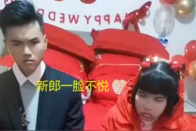 新郎婚礼上一脸不悦，新娘不是他喜欢的类型，亲戚：总比单身强图片