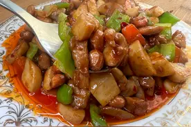 杏鲍菇炒鸡丁，用半成品省时省力呢，色泽红润，把隔壁小孩馋哭了图片