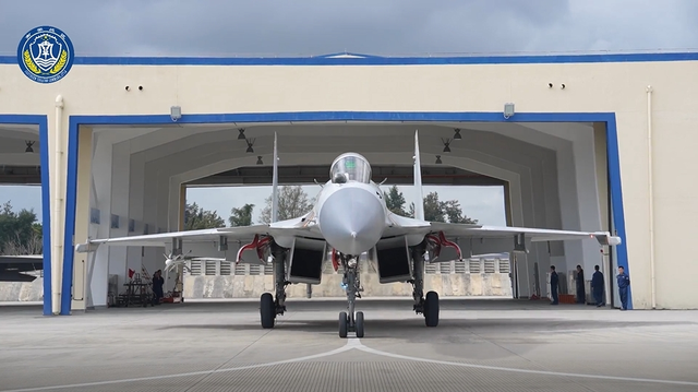 南部战区海航实弹训练！大方展示歼-11BHG发射PL-10命中目标画面